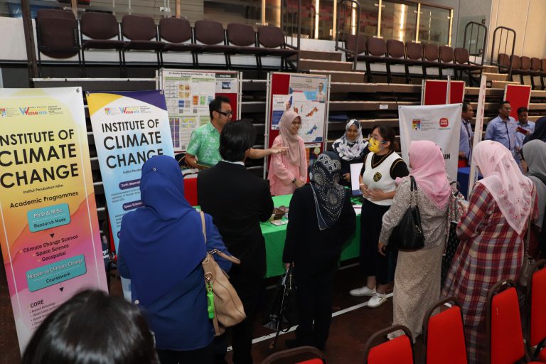 The crowds at MyIKLIM's booth during Universiti Malaya Open Science (UMOS)