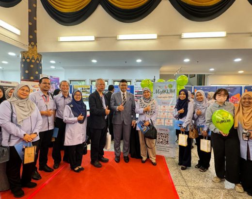 Vice-Chancellor UKM, Prof. Dato' Gs. Ts. Dr. Mohd Ekhwan Toriman visited MyIKLIM’s booth during Bicara Perdana Naib Canselor 2024